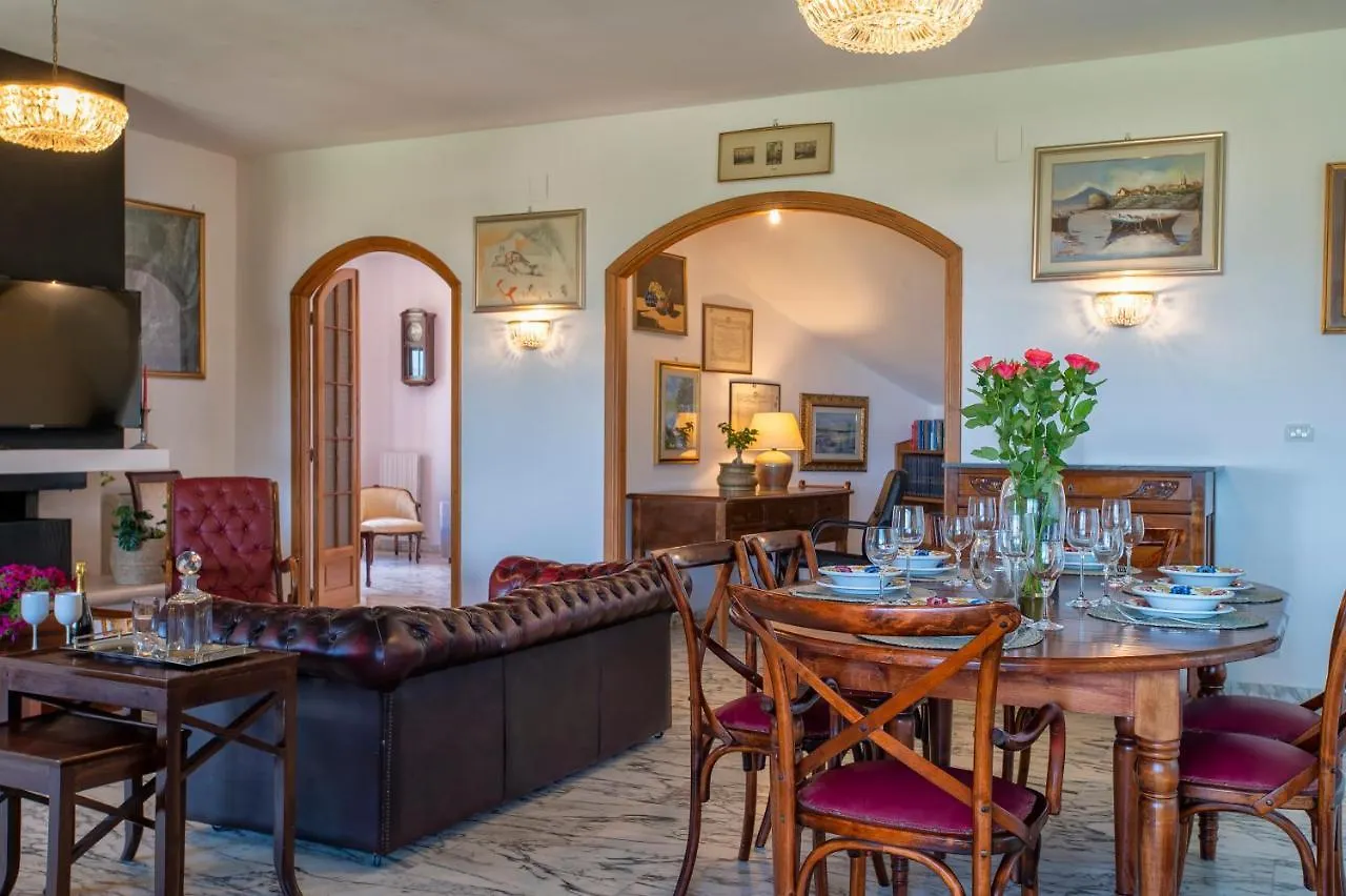 Villa Surrounded By Centuries-Old Olive Trees アルゲーロ 別荘