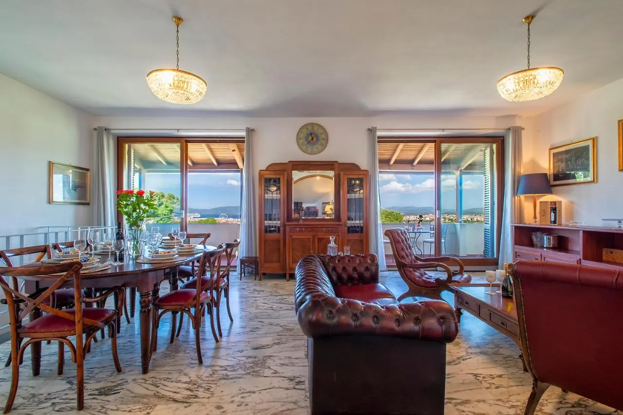 Villa Surrounded By Centuries-Old Olive Trees アルゲーロ