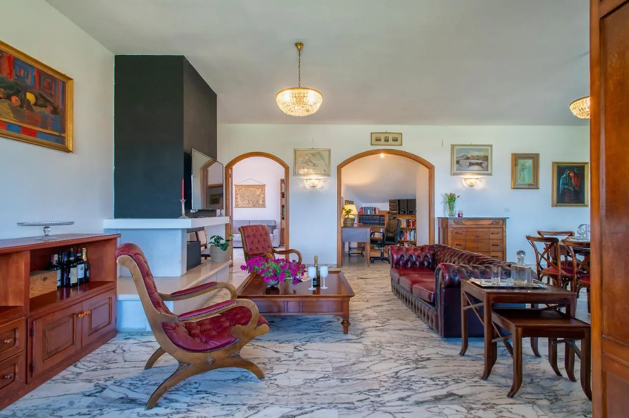 Villa Surrounded By Centuries-Old Olive Trees アルゲーロ イタリア