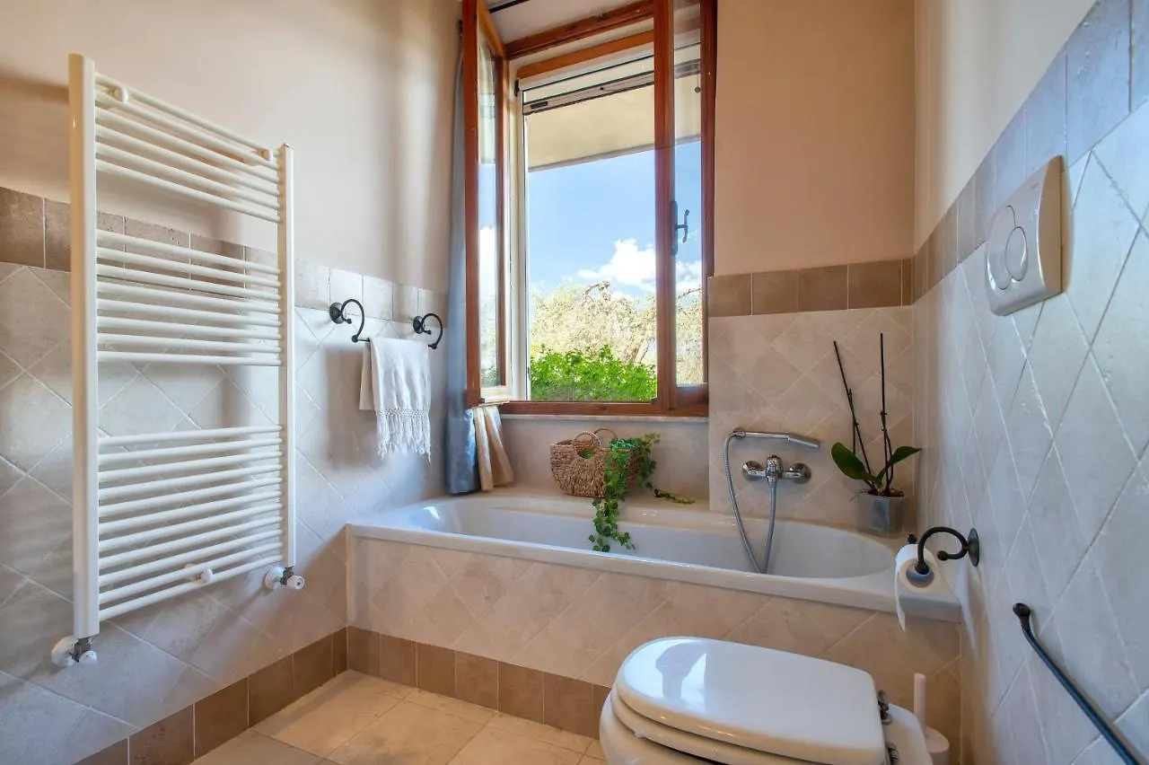 Villa Surrounded By Centuries-Old Olive Trees アルゲーロ