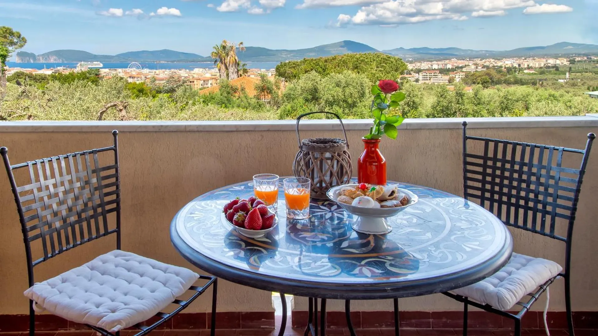 Villa Surrounded By Centuries-Old Olive Trees アルゲーロ イタリア
